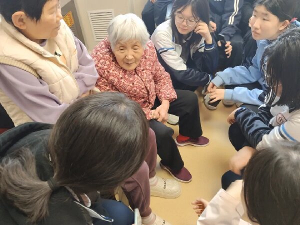 九州（中国）服装专业师生开展“学雷锋、献爱心，尊老敬老送温暖”志愿服务活动